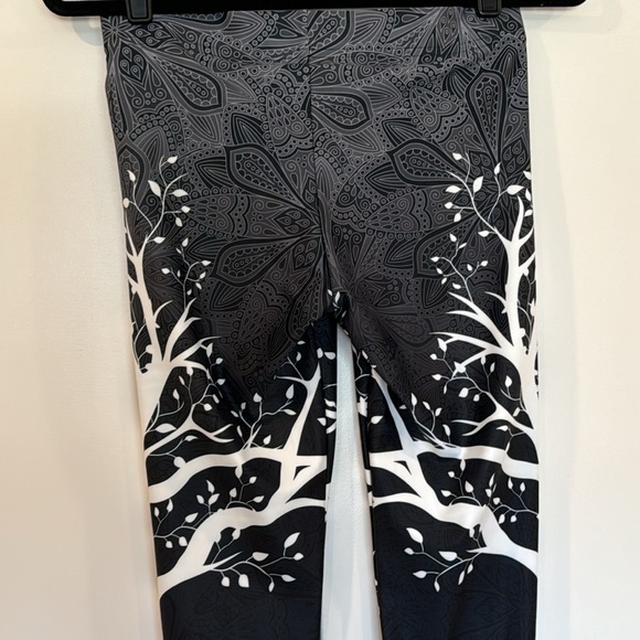 Gearbunch Dark Tree of Life Capri Athleisure Leggings Size Medium - Picture 7 of 12